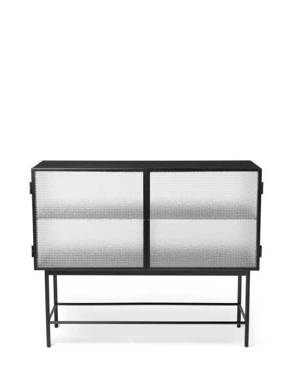 Schwarzes Haze Sideboard von Ferm Living mit geriffelten Glastüren und filigranem Metallgestell.